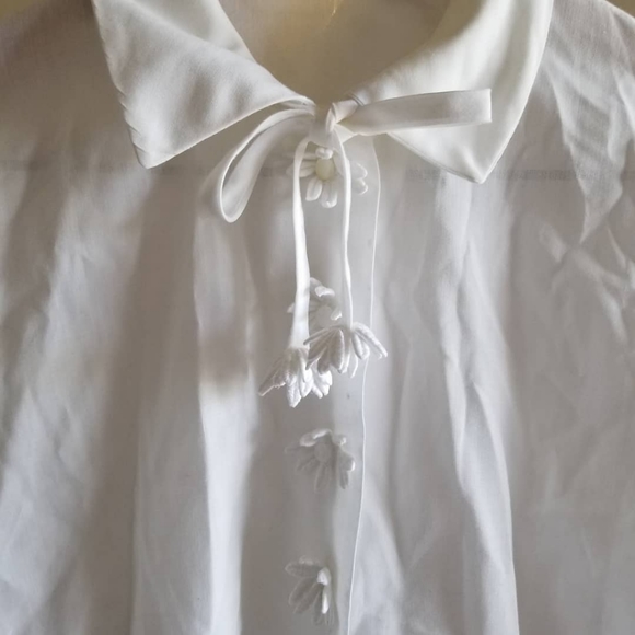 Vintage cotton button-up with cute flower details - Picture 3 of 5